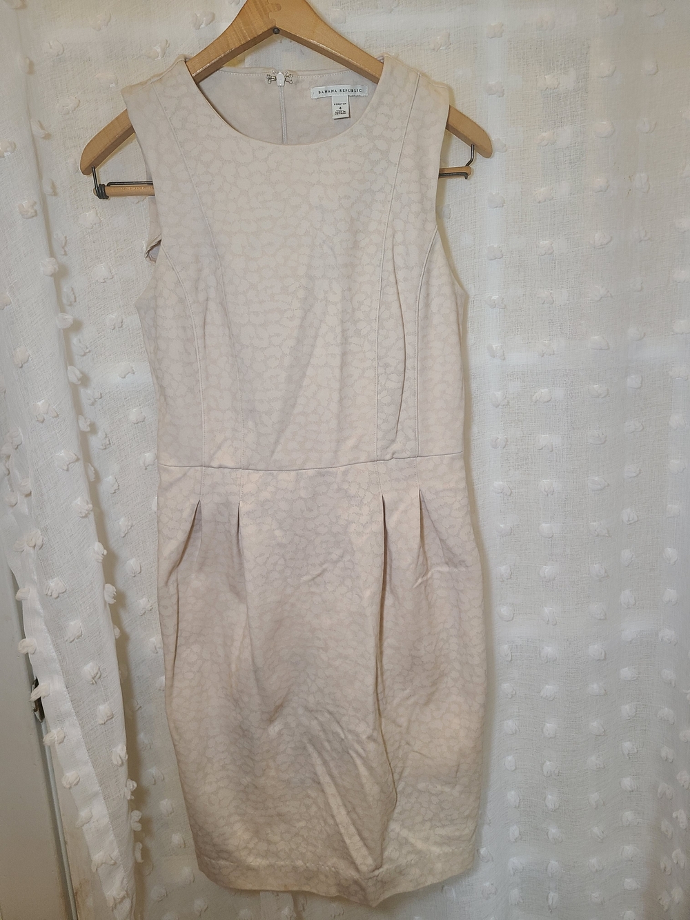 Banana Republic Sleeveless Cream Sheath Dress. 0160